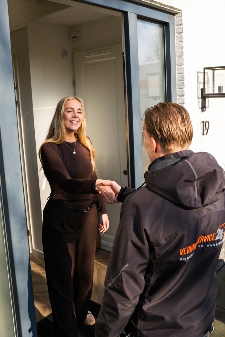 Verhuizer van Verhuisservice24 schudt de hand van een tevreden klant